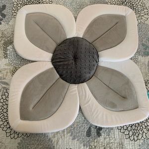 NWOT Blooming Baby Bath Lotus